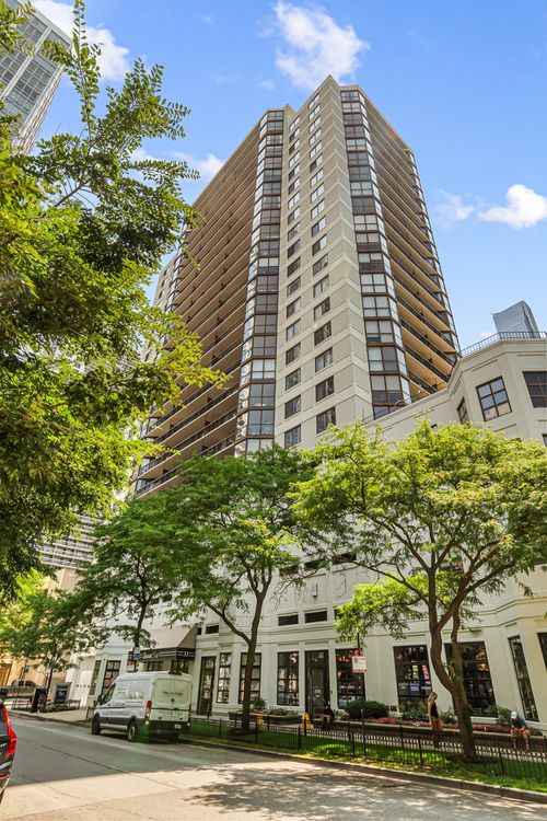 14f-33 Delaware Pl, Chicago, IL, 60610-7366 | Card Image