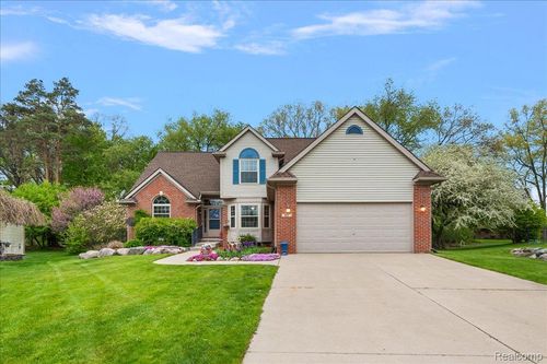 607 Salus Dr, Waterford, MI, 48327-1471 | Card Image