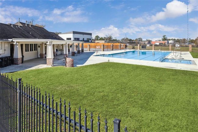 Wonderful neighborhood pool for those hot summer days | Image 30