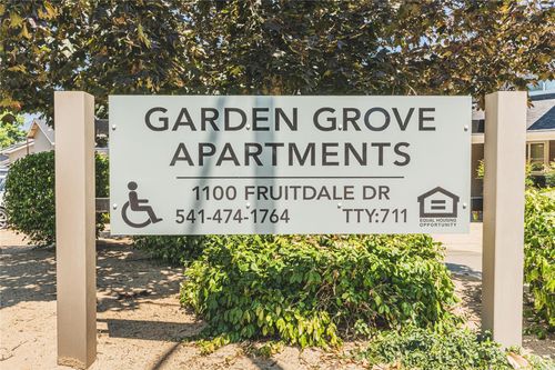 1100 Fruitdale Dr, Grants Pass, OR, 97527-5082 | Card Image