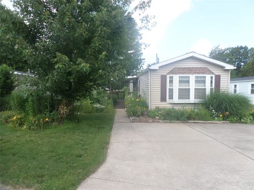 8208 Cloveridge Dr, Erie, PA, 16509-7208 | Card Image