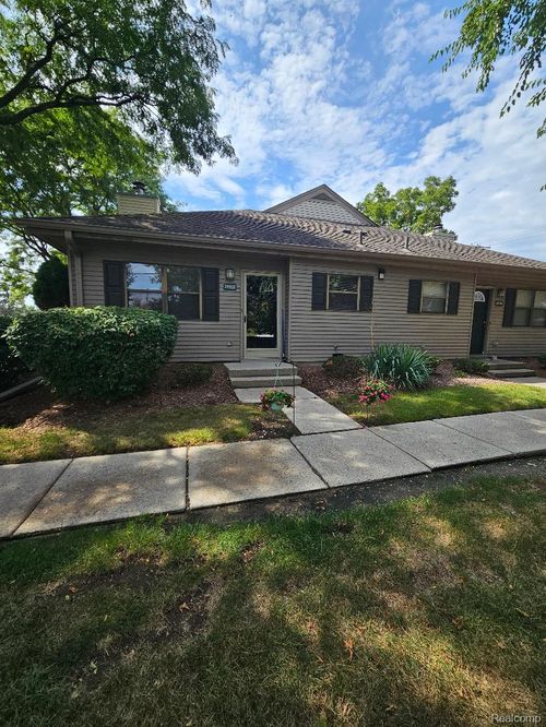 9-24932 Auburn Ln, Southfield, MI, 48033-4860 | Card Image