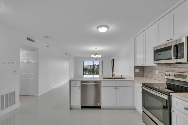 APT-503 - 2217 Cypress Island Dr, Condo with 2 bedrooms, 2 bathrooms and null parking in Pompano Beach FL | Image 8