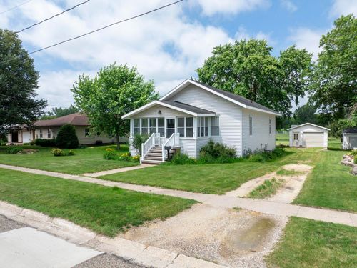 811 N Railroad St, Sumner, IA, 50674-1132 | Card Image