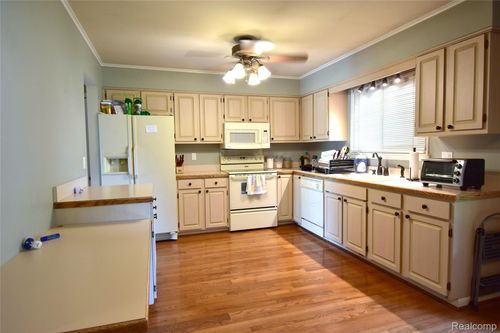 10430 Elizabeth St, Pinckney, MI, 48169-9767 | Card Image