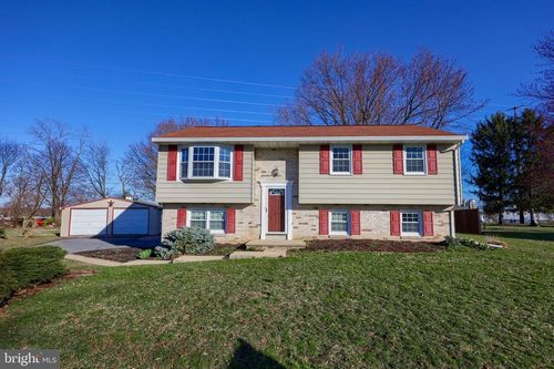 709 Pleasant Dr, NEW HOLLAND, PA, 17557-9537 | Card Image