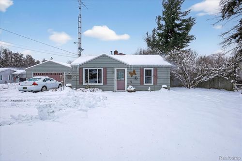 9102 N Genesee Rd, Mount Morris, MI, 48458-9758 | Card Image