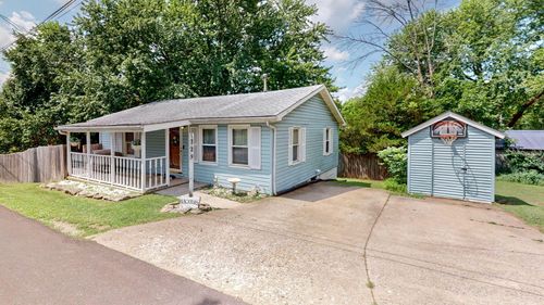 329 1st St, Midway, KY, 40347-1101 | Card Image