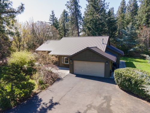 700 Country Club Rd, Hood River, OR, 97031-7768 | Card Image