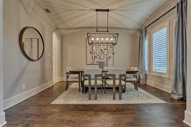 Large Formal Dining | Image 17