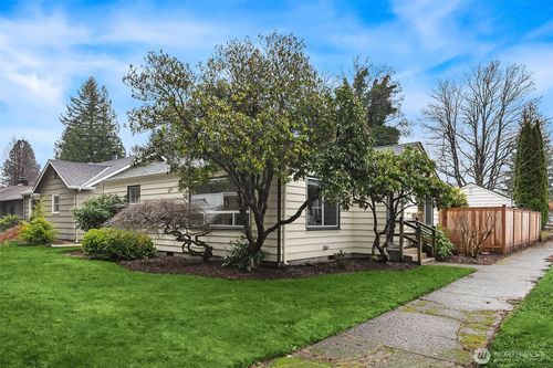 240 Janet Ave N, North Bend, WA, 98045-7907 | Card Image