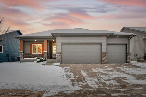 9124 Canyon St, West Des Moines, IA, 50266-8572 | Card Image