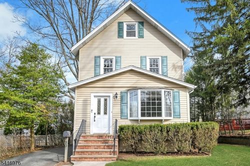 82 Blauvelt Ave, Dumont, NJ, 07628-2402 | Card Image