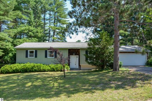 7412 Pinewood Ct, Traverse City, MI, 49685-9021 | Card Image