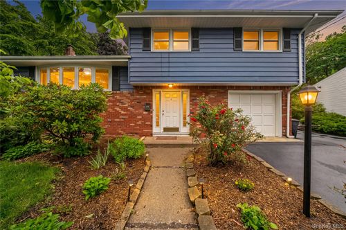 4 Forest Knoll Dr, Suffern, NY, 10901-7610 | Card Image