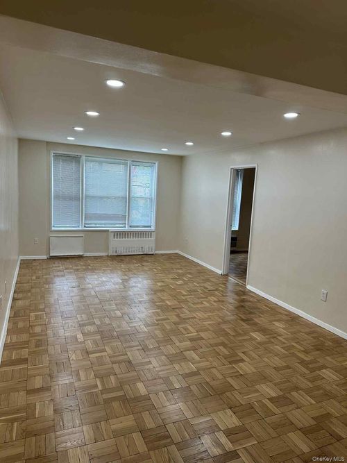 2e-250 North Broadway North, Yonkers, NY, 10701 | Card Image