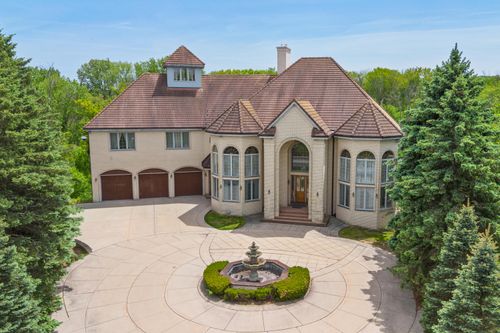 N78W13031 Country Club Ct, Menomonee Falls, WI, 53051-4460 | Card Image