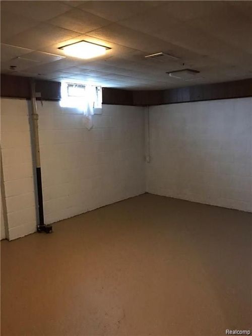 8404 Westminster Ave, Warren, MI, 48089-3047 | Card Image