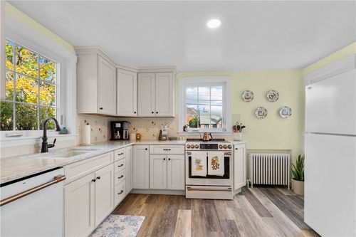 72 Kane Ave, Middletown, RI, 02842-5935 | Card Image