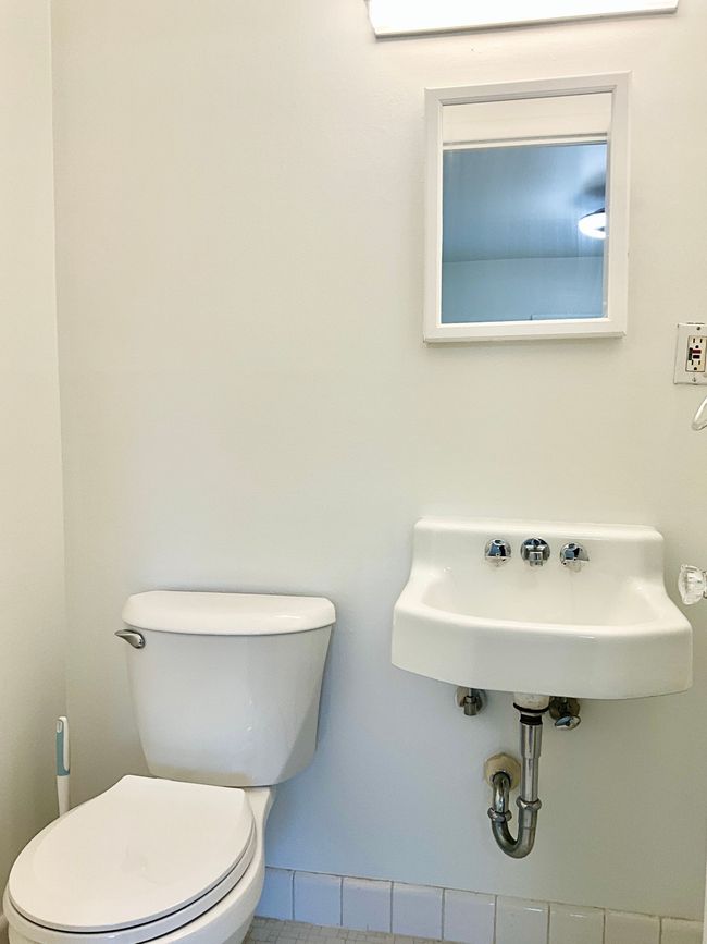 Primary en-suite Powder Room | Image 10