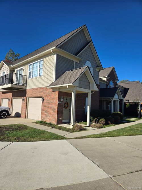 27620 Hidden Oaks Dr, Brownstown Twp, MI, 48183-2857 | Card Image