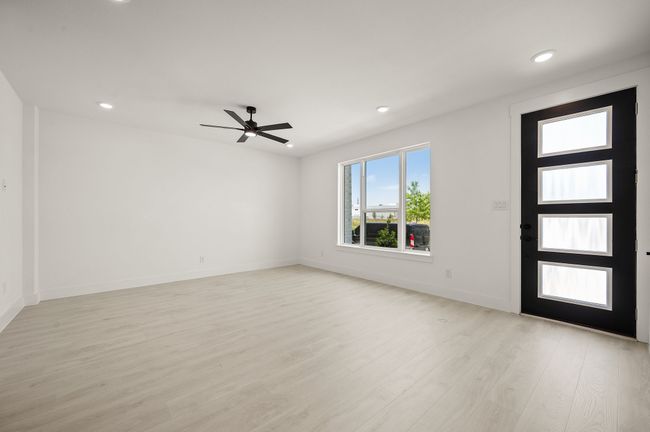 Welcome into this light and bright new lock & leave home! | Image 5