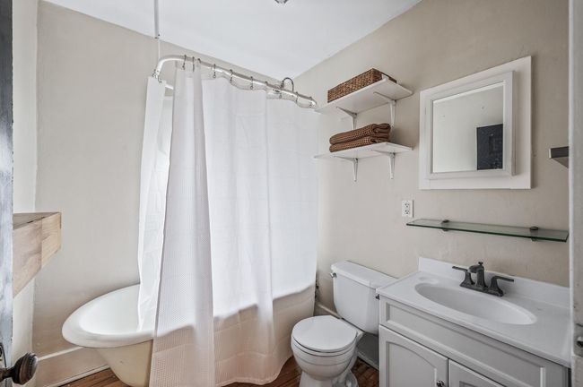 Upper level full bathroom | Image 20