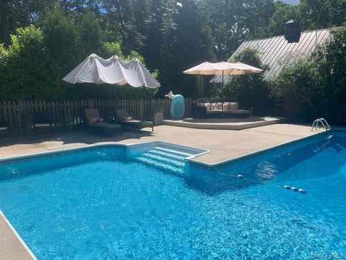 98 Squiretown Rd, Hampton Bays, NY, 11946-1906 | Card Image