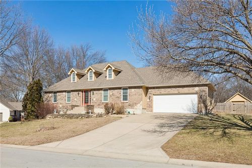 15424 Poplar St, Basehor, KS, 66007-9516 | Card Image