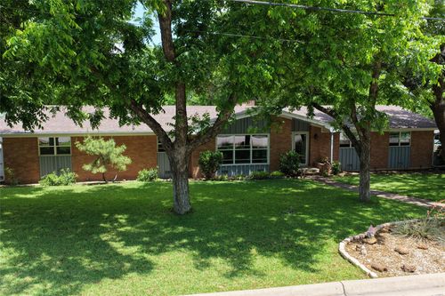 900 N Elm St, Comanche, TX, 76442-1552 | Card Image