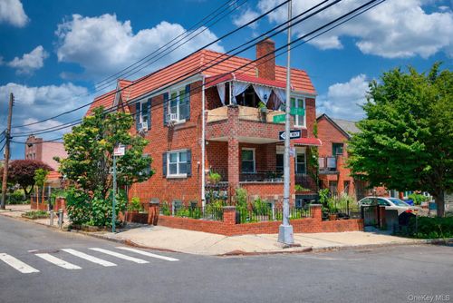 1855 21st Dr, Astoria, NY, 11105-3935 | Card Image