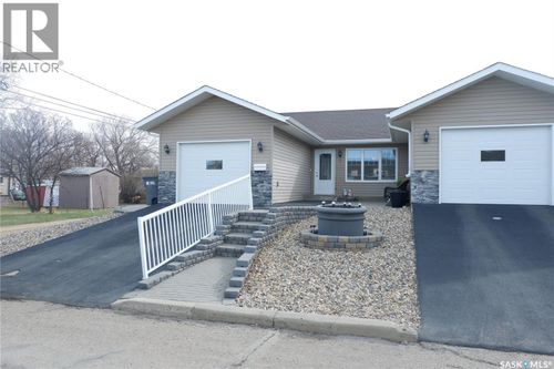 401 3rd Ave E, Assiniboia, SK, S0H0B0 | Card Image