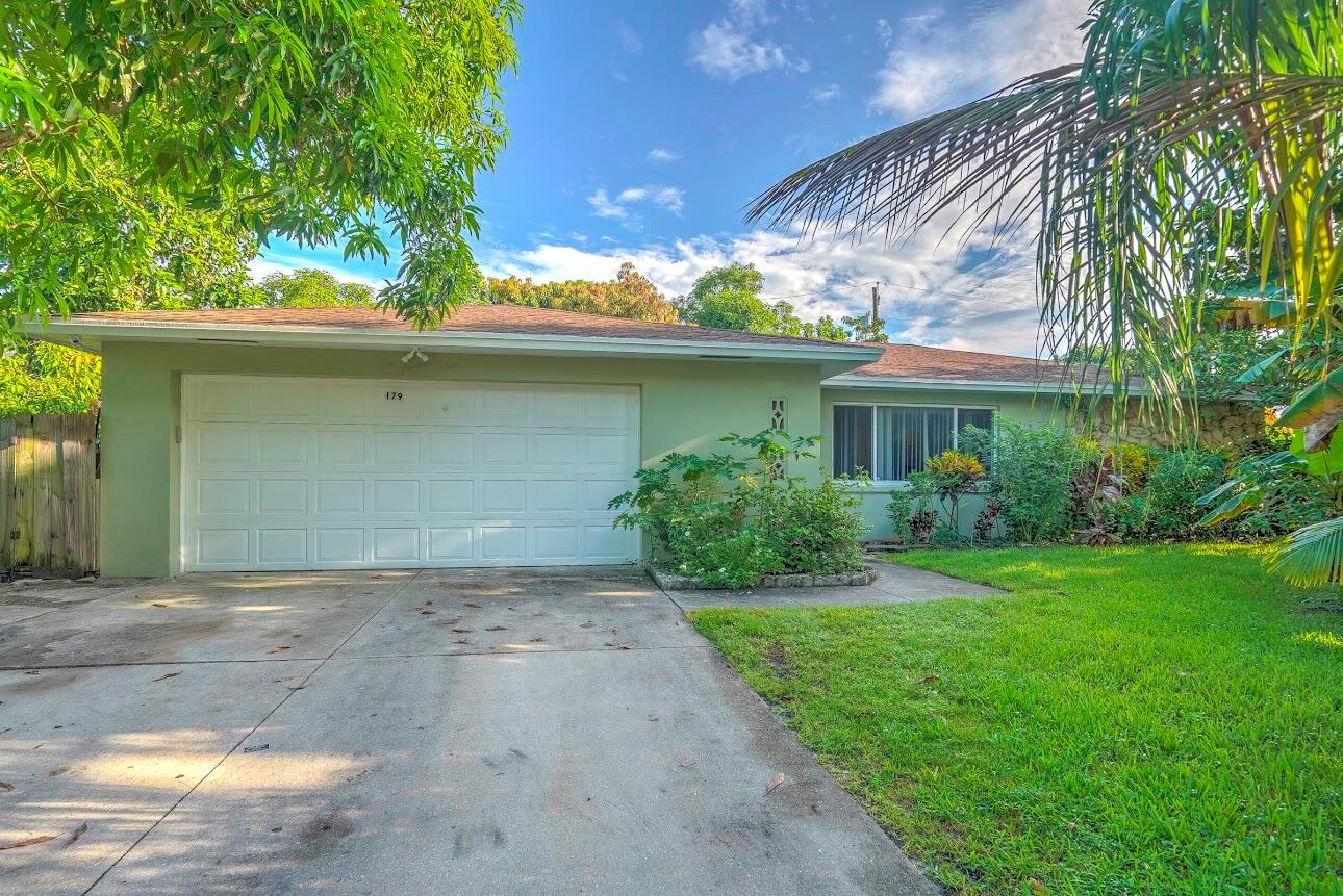 27th Pl, Boynton Beach, FL 33435