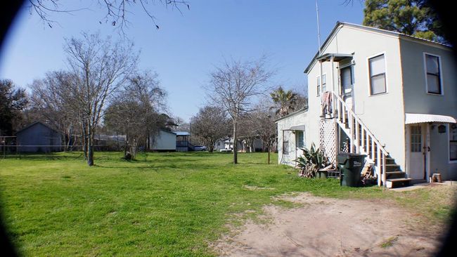 409 N Avenue D, Home with 2 bedrooms, 1 bathrooms and null parking in Waelder TX | Image 16