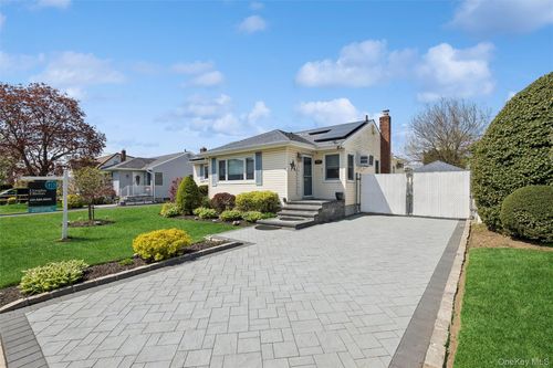 737 Pleasant Ave, Westbury, NY, 11590-6407 | Card Image