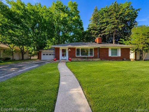 17300 Buckingham Ave, Beverly Hills, MI, 48025-3208 | Card Image