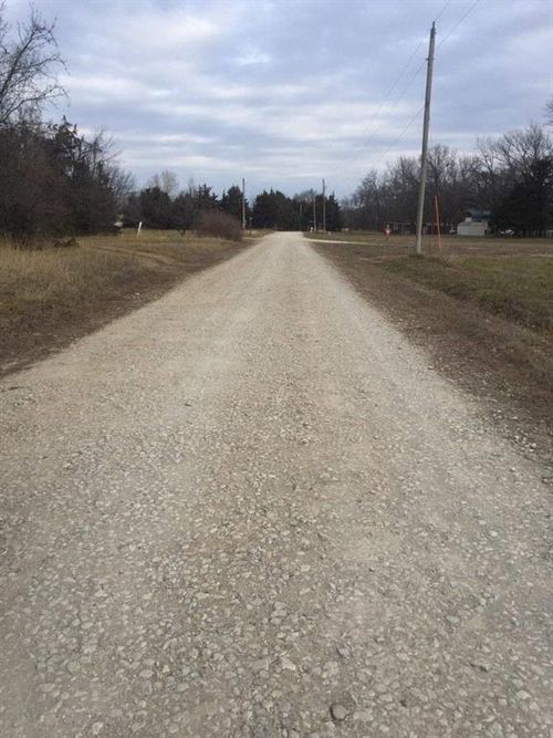 29 Candle Light Dr, Mound City, KS, 66056-5452 | Card Image