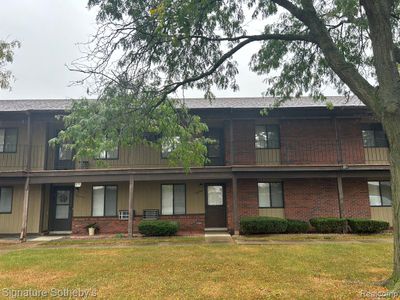 30458 Utica Road, Condo with 2 bedrooms, 1 bathrooms and null parking in Roseville MI | Image 1