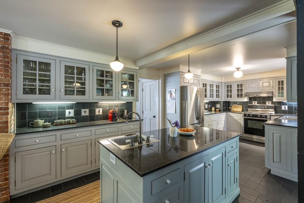 Chestnut Hill Rd, Leverett, MA 01054