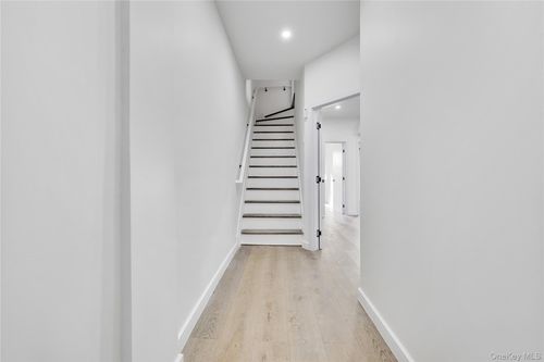 962 East 221 Street, New York, NY, 10469 | Card Image