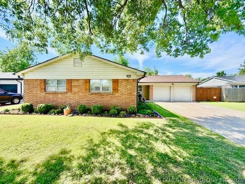 8556 E 32nd Street, Tulsa, OK, 74145 | Card Image