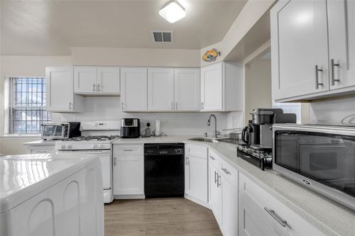 10-121 5th Ave, College Point, NY, 11356-1103 | Card Image