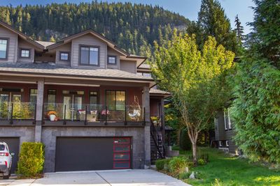 41740 Honey Lane, Home with 4 bedrooms, 3 bathrooms and 4 parking in Squamish BC | Image 2