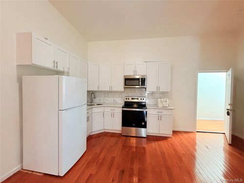 1-28 North St, Middletown, NY, 10940-5356 | Card Image