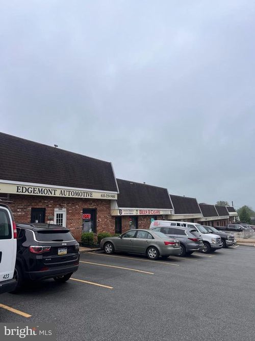 5058 W Chester Pike, NEWTOWN SQUARE, PA, 19073-2802 | Card Image