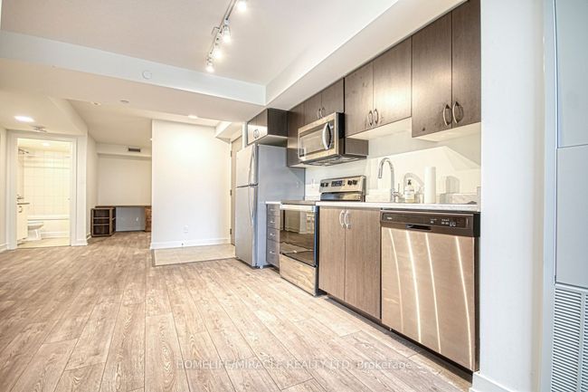 402 - 10 Wilby Cres, Condo with 2 bedrooms, 2 bathrooms and 1 parking in York ON | Image 7
