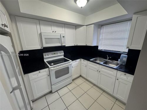 137006-1370 Ne 119th St, Miami, FL, 33161-6568 | Card Image