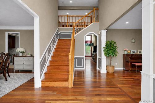 8 Avolet Ct, Mount Sinai, NY, 11766-3402 | Card Image