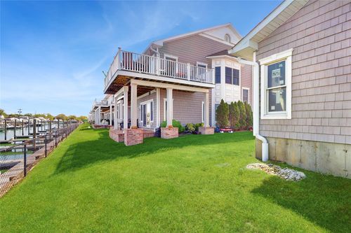 34 Ocean Watch Ct, Freeport, NY, 11520-5742 | Card Image