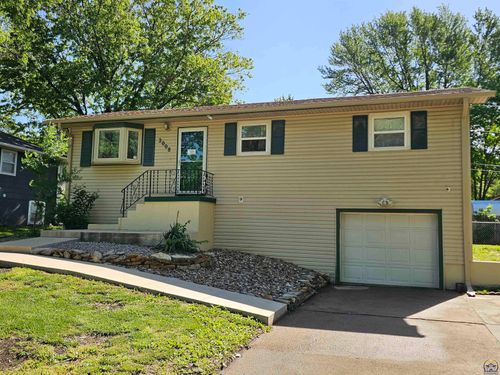 2008 Maplecrest Dr, Emporia, KS, 66801-6052 | Card Image